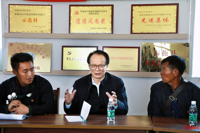 ▲耿福能与农户进行座谈