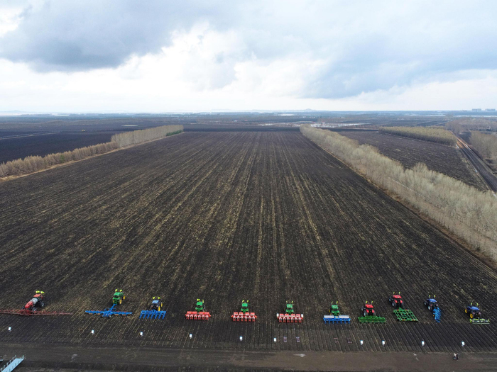 大马力机车正在为旱田地秋起垄