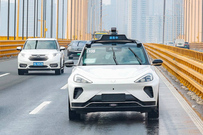 无人自动驾驶汽车在武汉杨泗港长江大桥桥面上行驶。（湖北日报全媒记者 倪娜 摄）