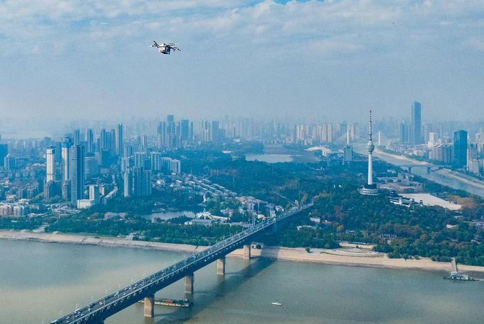 2024年11月13日，一台装载着黄金和化妆品的无人机飞越长江。（湖北日报全媒记者 柯皓 通讯员 王筝 摄）