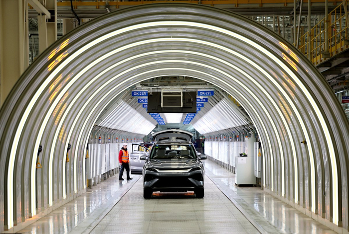 郑州比亚迪汽车有限公司生产车间。