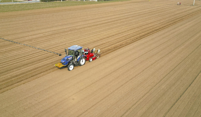 2025年2月23日，东营市广饶县李鹊镇南杨家村的农田里，装有北斗导航的无人驾驶拖拉机正在播种土豆 。