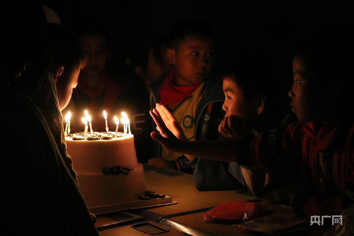 2024年11月9日晚上，孩子们点燃生日蜡烛，准备给黄梅生一个惊喜（央广网记者  刘培俊  摄）