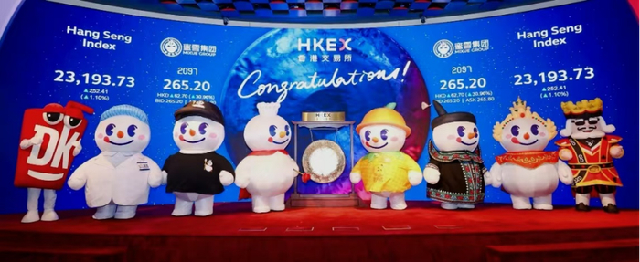 （图：蜜雪集团在港上市敲钟现场，摄影/成孟琦）