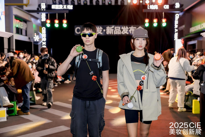 模特展示地壳品牌的防晒产品