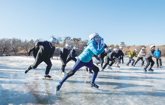 全国大众速度滑冰马拉松比赛在避暑山庄举办。曹平宵 摄