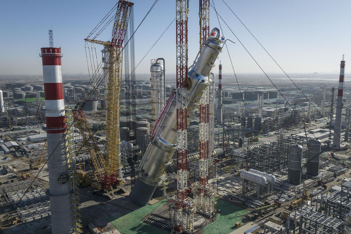 华锦阿美精细化工及原料工程项目芳烃联合装置抽余液塔吊装施工现场（无人机照片）。　记者　潘昱龙　摄
