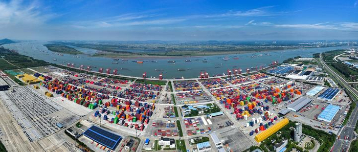 　　繁忙的南京港龙潭港区集装箱码头（2024年9月25日摄，无人机全景照片）。新华社记者 李博 摄
