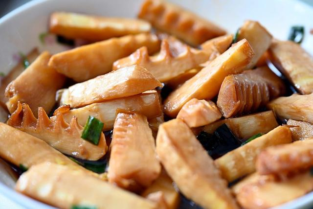 雷笋的焯水时间要长一些（图源：徐佳敏）