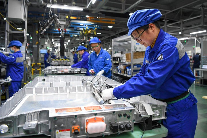 　　在位于江苏常州溧阳的上汽时代动力电池系统有限公司，工人在车间进行电池生产（2023年2月16日摄）。新华社记者 李博 摄