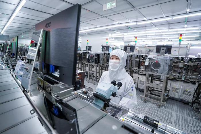 　　在昆山丘钛微电子科技股份有限公司，工人在智能设备摄像模块生产车间作业（2024年10月9日摄）。新华社记者 李博 摄