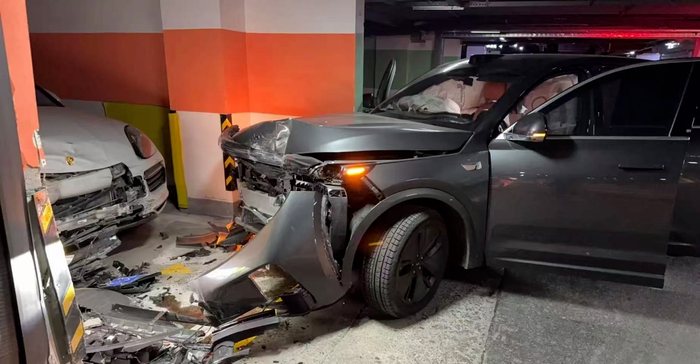 　　图：长春一辆百万保时捷停车库被撞成事故车