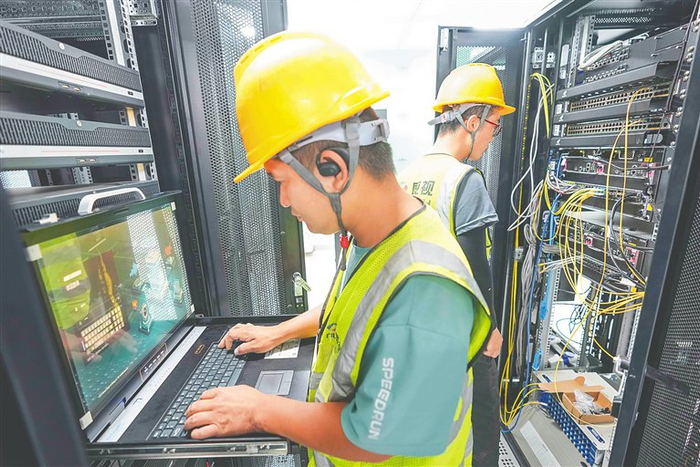 洋浦港封关项目现场，工作人员在调试设备。海南日报全媒体记者 陈元才 摄