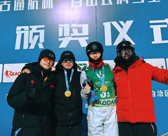 李心鹏（左三）在全国“十四冬”青年组比赛中获得男子个人和混合团体两项冠军（图片由受访者提供）