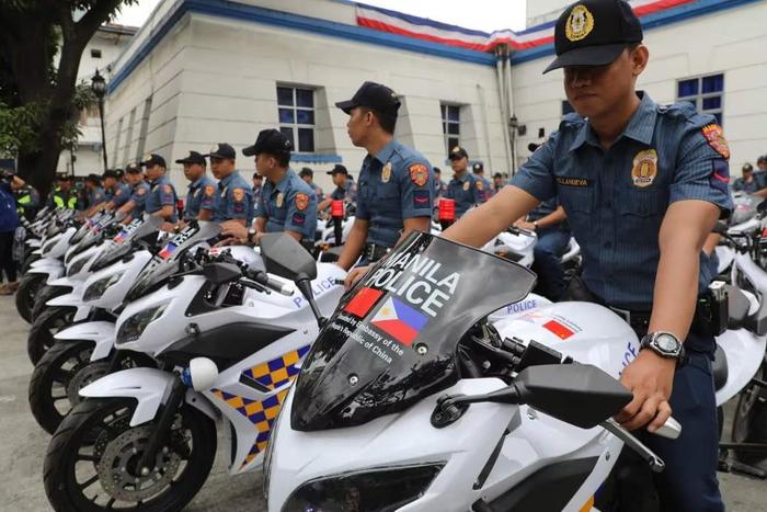 资料图：2019年，中国大使馆向马尼拉警察局捐赠50辆电动摩托车。