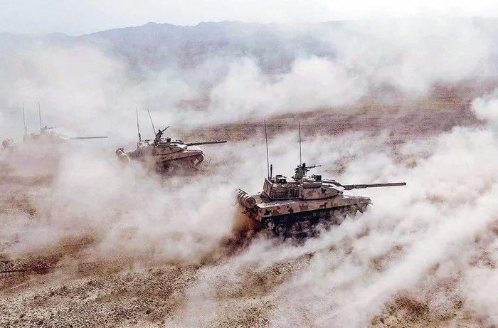 陆军某合成团坦克分队开展训练。冯克胜摄