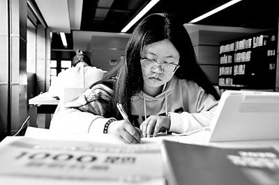 　　云南省红河学院图书馆，大学生认真学习。薛莹莹摄/光明图片