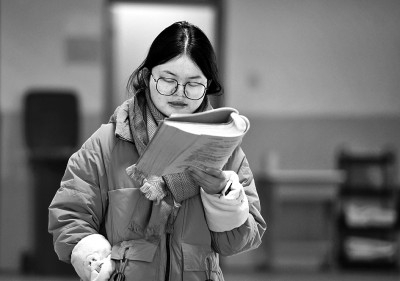 　　2025年全国硕士研究生招生考试日前举行，图为考生在考场外抓紧复习。卢启建摄/光明图片