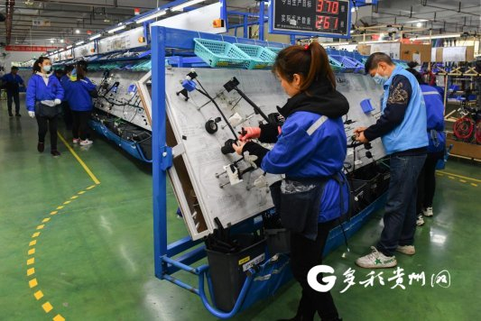 双盛电气生产车间里工人忙着赶制订单