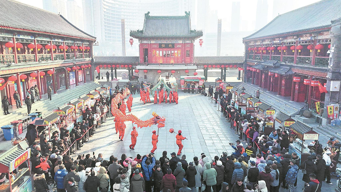 宫前广场上的民俗表演。天津日报记者 胡凌云 摄