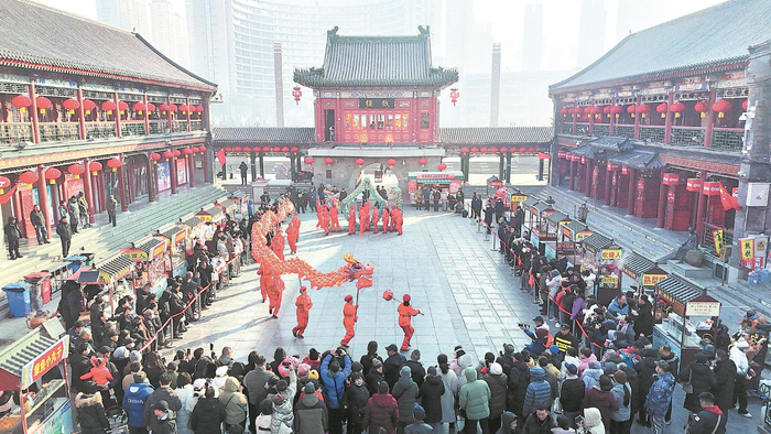 宫前广场上的民俗表演。天津日报记者 胡凌云 摄