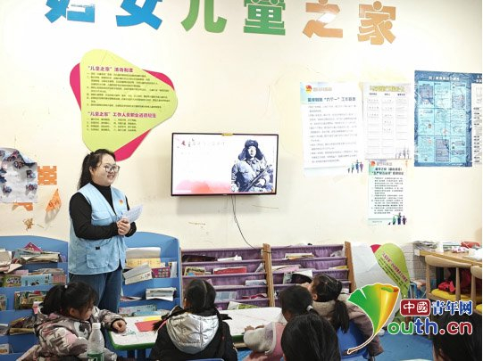 四川省射洪市“童伴之家”，志愿者吕婷为孩子们讲述雷锋故事。团射洪市委供图