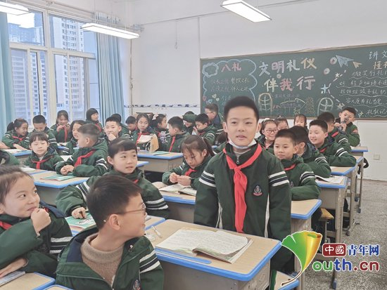 陕西省富平县富闽友谊小学四（6）班的学生在班会上分享自己帮助他人的故事。河北工业大学研支团供图