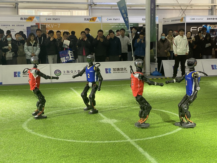 2月22日，2025全球开发者先锋大会上，双足人形机器人足球赛吸引了大批观众。澎湃新闻记者 俞凯 摄