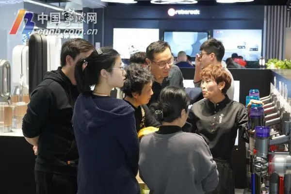 市民正在购买家电。宁波京东MALL供图