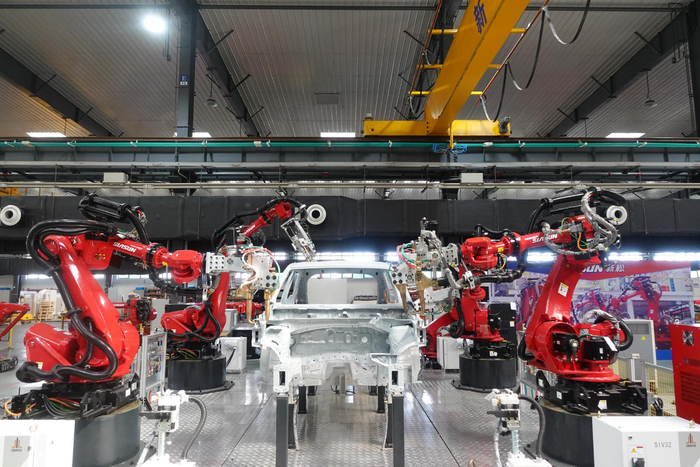 沈阳新松公司生产的工业机器人在车间内轻盈起舞