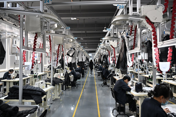 波司登羽绒服哈尔滨工厂的生产车间