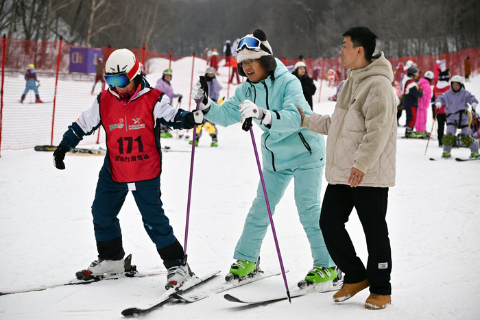 亚冬会的召开带动亚布力滑雪热，来自南方的游客体验滑雪的乐趣