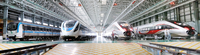 中车长客坚持创新驱动发展战略，致力于提升技术实力，抢占科技制高点，努力擦亮“中国名片”。图为动车组调试车间。