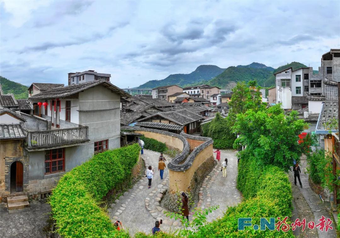 嵩口古镇的鹤形路。包华 摄