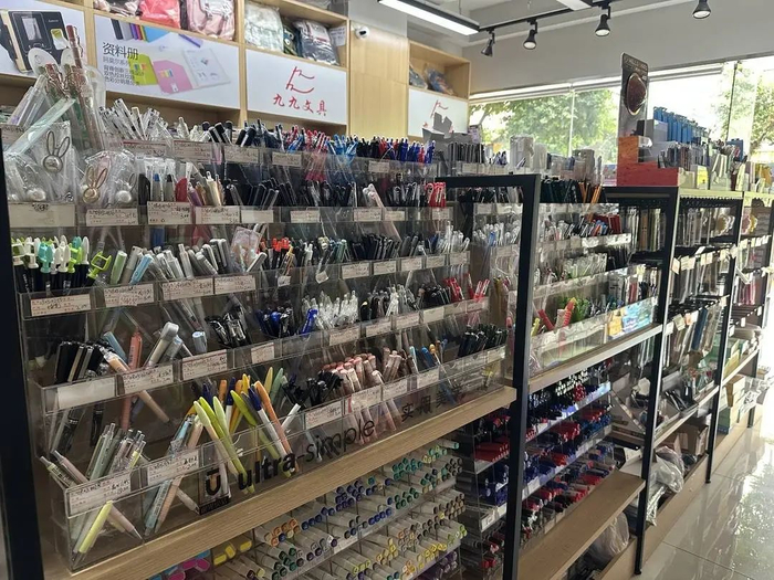 记者走访的店铺只售卖普通签字笔圆珠笔等