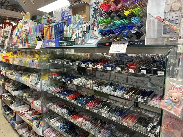 记者走访的店铺未发现有“神器”笔售卖