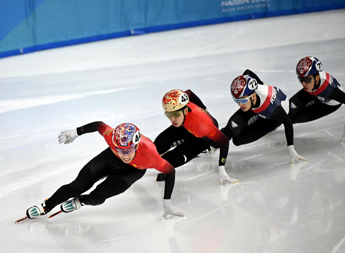 亚冬会男子短道速滑500米比赛现场