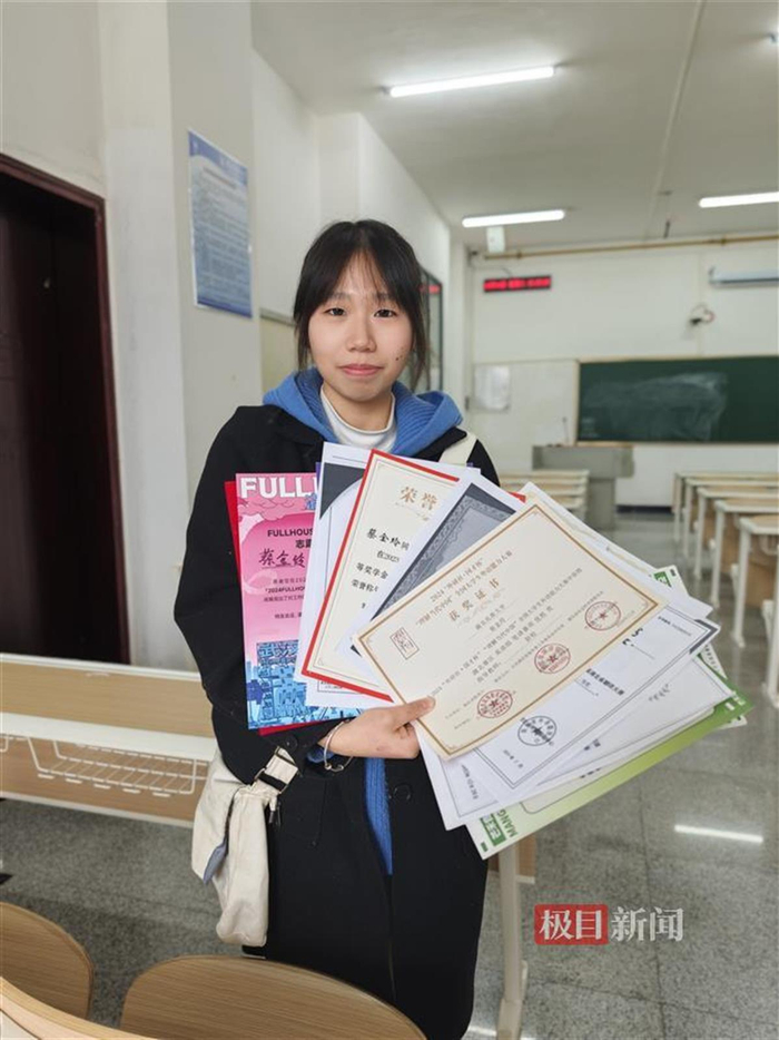 上大学一年多来，蔡金玲斩获多个学术竞赛奖项，还参加了多个志愿服务活动