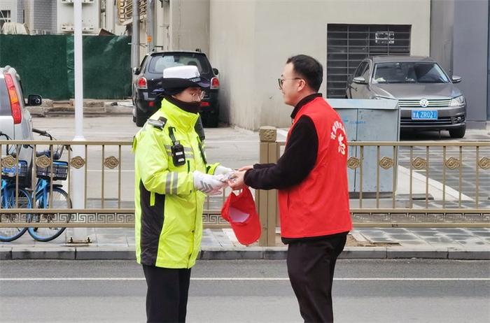 志愿者向执勤交警送上小礼物