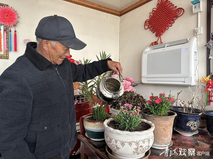 电热机旁花儿开得正艳。青海日报融媒体记者 王晶 摄