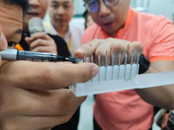 图为广东鼎泰机器人科技有限公司工作人员向记者展示PCB钻针系列产品。求是网记者 盛玮/摄