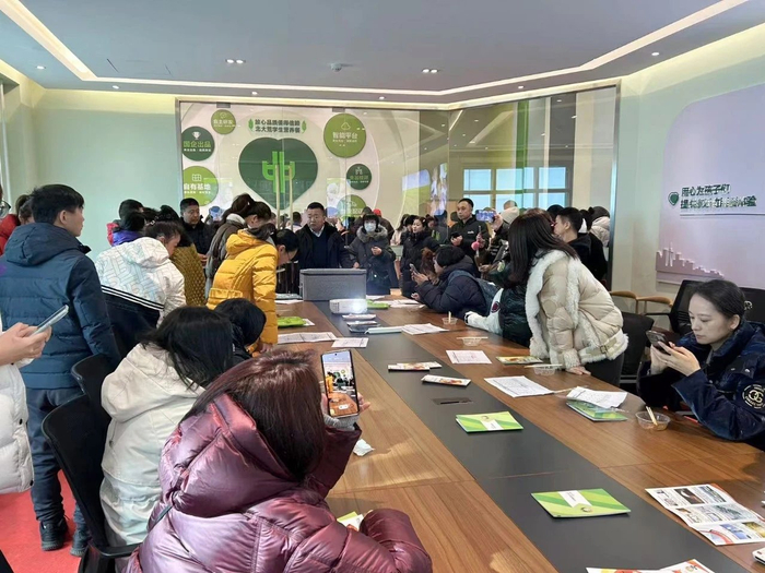 学生家长了解北大荒学生营养餐生产情况