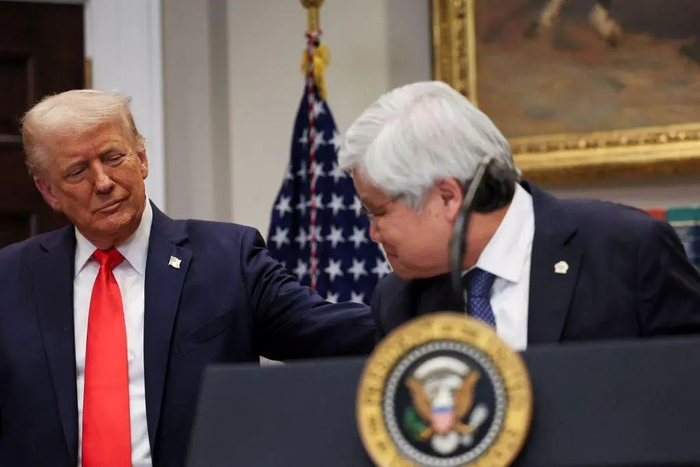 美国总统特朗普（左）与台积电董事长魏哲家（右）召开共同记者会