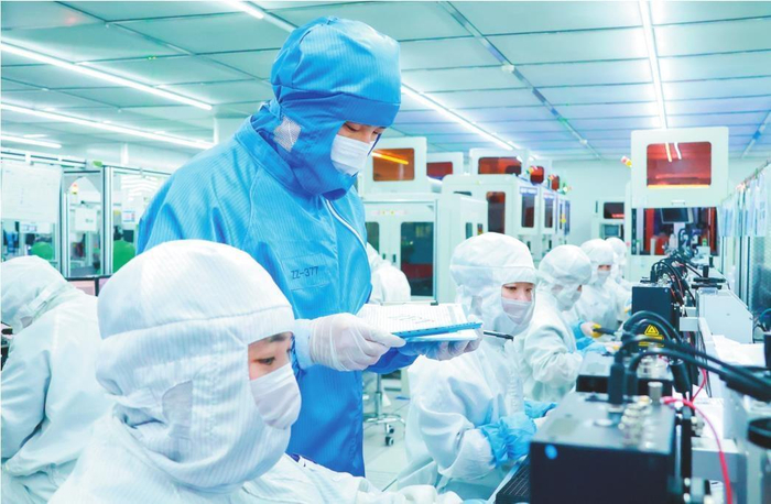 中蓝电子生产车间里，技术人员严把质量关。盘锦市委宣传部供图