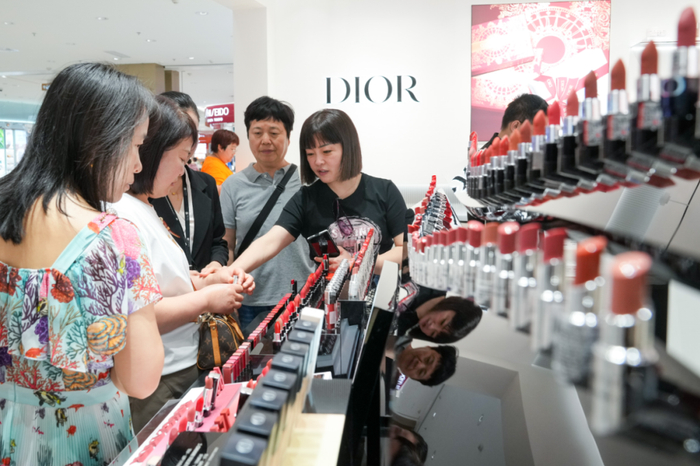 2月12日，市民游客在三亚海旅免税城选购免税商品。海南日报全媒体记者 武威 摄