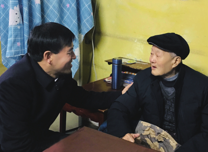 王友民（左）看望“时代楷模”张富清