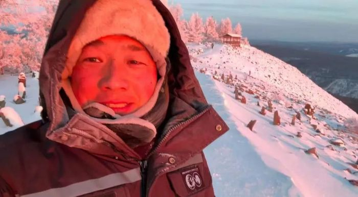 一拍摄，张东亮就要和游客们一起在景区内站上好几个小时。图 / 讲述者提供