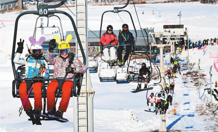在弓长岭温泉滑雪场，游客尽享冰雪运动之乐。记者 杨靖岫 摄