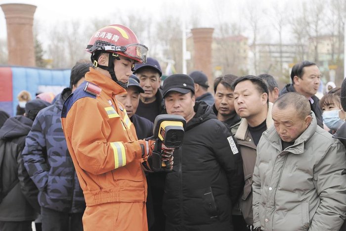 宣传消防安全知识。本报记者 陈俊 摄