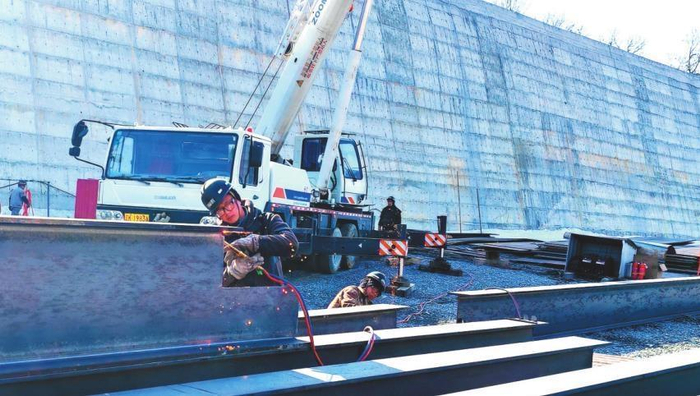 圣维矿业年产60万吨铁精粉项目现场，工人正在焊接。记者 许刚 摄